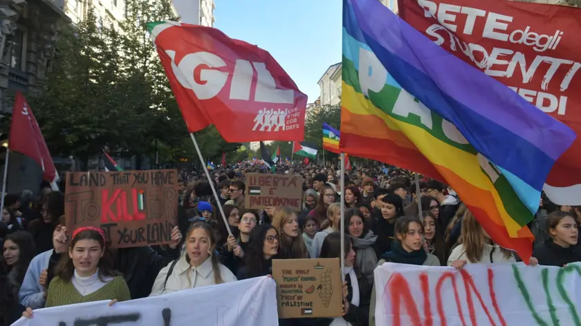 Il corteo in via Battisti (Bruni)