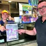 I gestori del locale Velox Pizza con il biglietto vincente