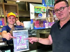 I gestori del locale Velox Pizza con il biglietto vincente