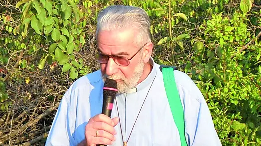 Don Giovanni Boz durante un’attività a Mereto di Tomba (foto facebook)