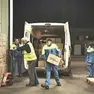 Volontari al lavoro nel Banco alimentare, a destra il presidente Paolo Olivo