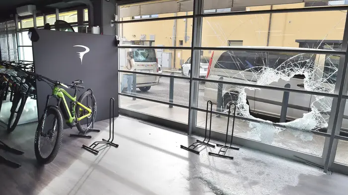 La vetrata del negozio sfondata dai malviventi