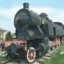 Una locomotiva d’epoca alla stazione della Transalpina, a Nova Gorica, a sinistra la copertina del libro