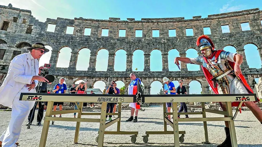 Nenad (a sinistra) all’arena di Pola, in Croatia, nel 2022 per la terza Ping Pong Parkinson World Championship