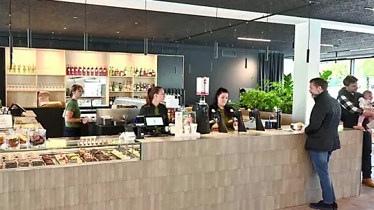 I primi clienti hanno potuto assaggiare a colazione i dolci prodotti artigianalmente. Foto Petrussi
