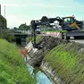 Due momenti dei lavori di ripristino della sponda franata lungo il canale della strada per Lignano