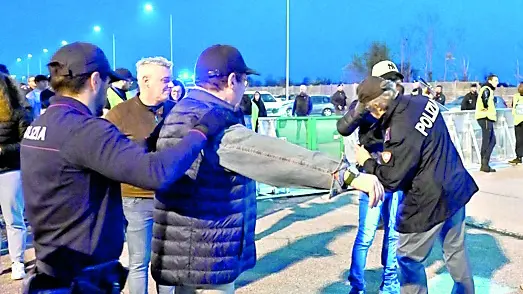 I controlli all’esterno dello stadio Friuli il 14 ottobre 2024