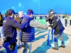 I controlli all’esterno dello stadio Friuli il 14 ottobre 2024