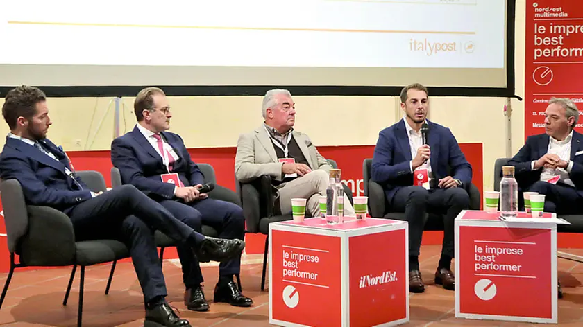 Francesco Dorigo, ad di Doorarreda, Marco Taurian, presidente di Tecnoarredamenti, Leonardo Fiocco, responsabile commerciale e sviluppo di Cosmo Tecnology, Denis Baracco, dg di Mvv, e Manuele Cadorin, vicepresidente di Metalfilo. Foto Petrussi