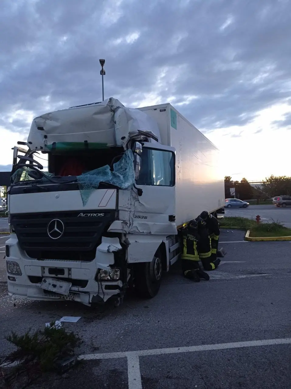 L'intervento dei vigili del fuoco sul camion incidentato