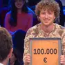 Luca Bernardotto nel momento in cui apre il suo pacco da 100 mila euro. Foto Rai