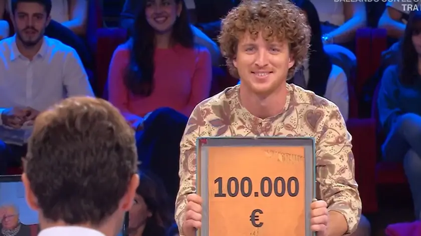 Luca Bernardotto nel momento in cui apre il suo pacco da 100 mila euro. Foto Rai