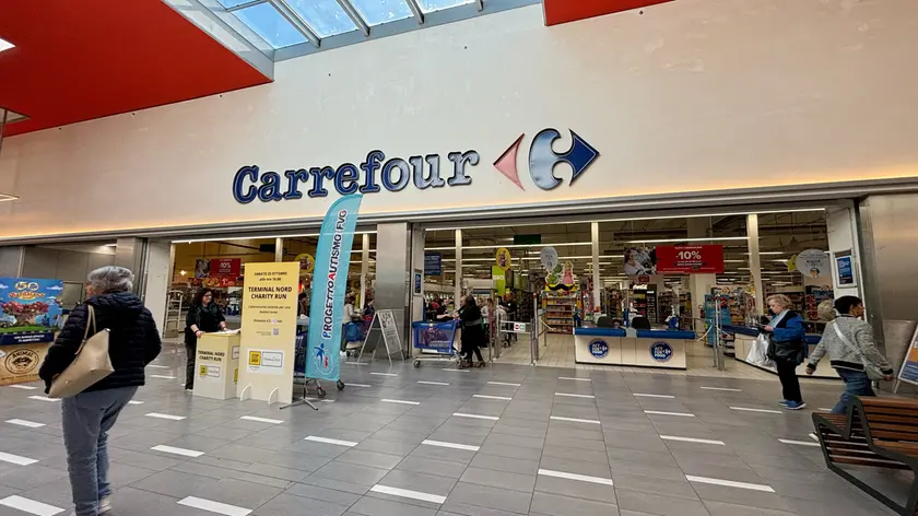 Il Carrefour al Terminal Nord, dove sono stati rubati i profumi. Foto Petrussi