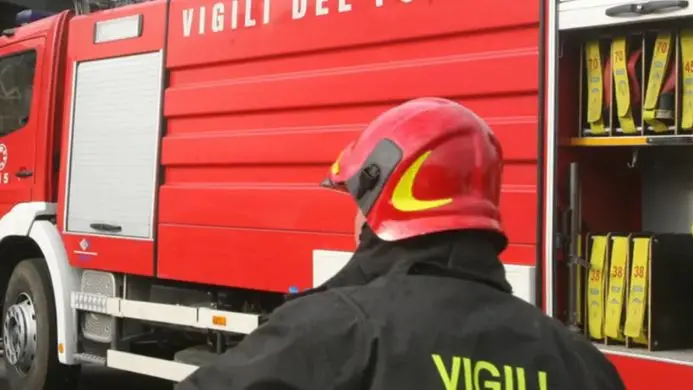 Sul luogo dell'incendio sono intervenuti i vigili del fuoco. Foto d'archivio