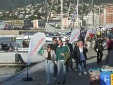 Rive subito affollate giovedì pomeriggio a Trieste per il primo giorno di apertura del Villaggio Barcolana. Foto Bruni