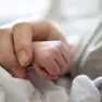Parto in automobile per una giovane mamma