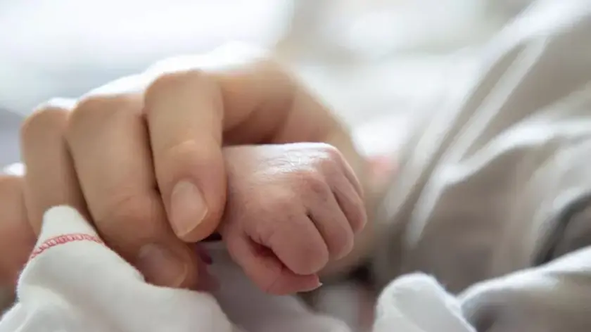 Parto in automobile per una giovane mamma