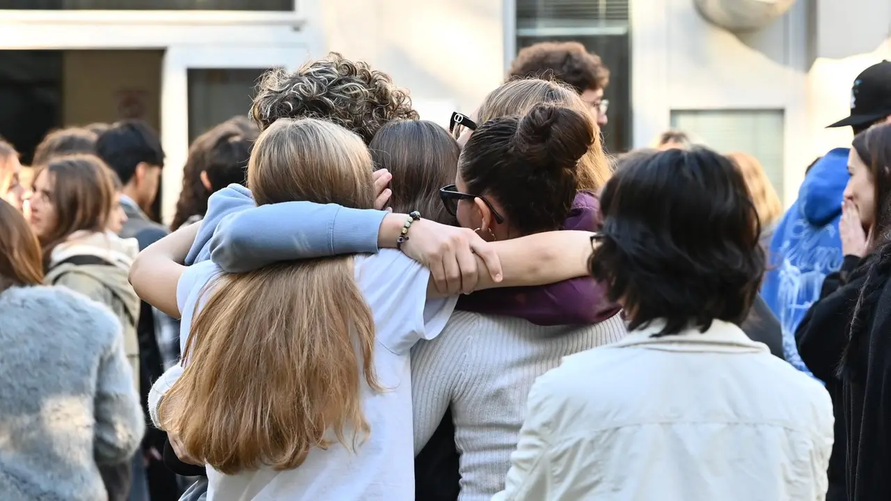 L'abbraccio tra gli studenti del Sello a Udine