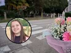 I fiori sul luogo dell'incidente e, nel tondino, Alice Morsanutto, 17 anni