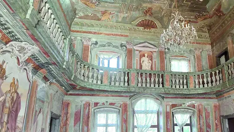 Una sala interna di villa Linussio, a Tolmezzo