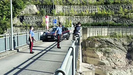 Un momento del salvataggio del trentenne sulla diga di Ravedis