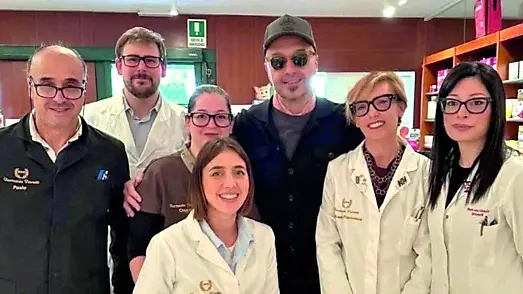 Joe Bastianich con lo staff della Farmacia Fioretti di Maniago