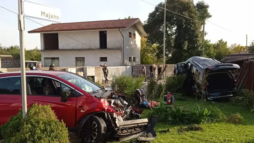 Le auto finite nell giardino di una casa