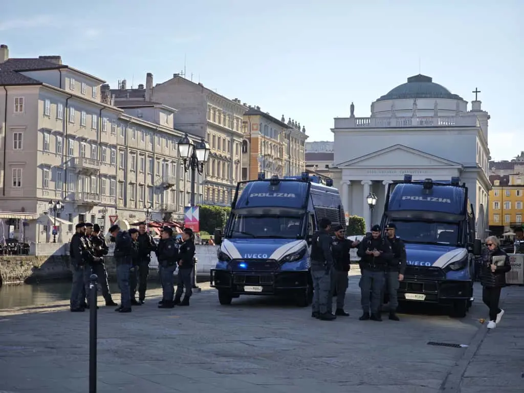 Le forze dell'ordine schierate in piazza Ponterosso (Lasorte)