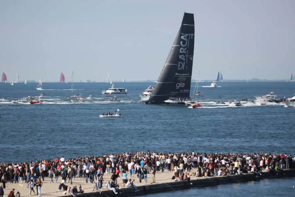 Arca Sgr ha trionfato alla Barcolana 57, conquistando la terza vittoria consecutiva. La regata in mare ha coronato la grande festa del mare che ha catalizzato migliaia di persone tra mare e terra. Le foto sono di Andrea Lasorte, Massimo Silvano e Francesco Bruni