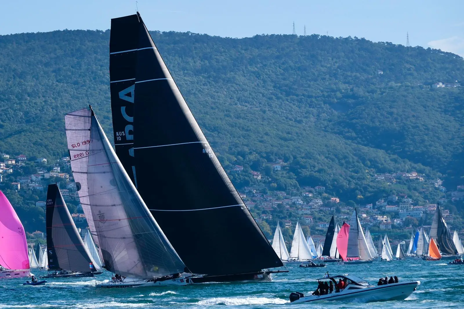 Arca Sgr ha trionfato alla Barcolana 57, conquistando la terza vittoria consecutiva. La regata in mare ha coronato la grande festa del mare che ha catalizzato migliaia di persone tra mare e terra. Le foto sono di Andrea Lasorte, Massimo Silvano e Francesco Bruni
