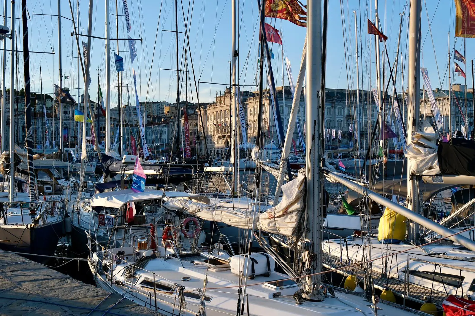 Arca Sgr ha trionfato alla Barcolana 57, conquistando la terza vittoria consecutiva. La regata in mare ha coronato la grande festa del mare che ha catalizzato migliaia di persone tra mare e terra. Le foto sono di Andrea Lasorte, Massimo Silvano e Francesco Bruni