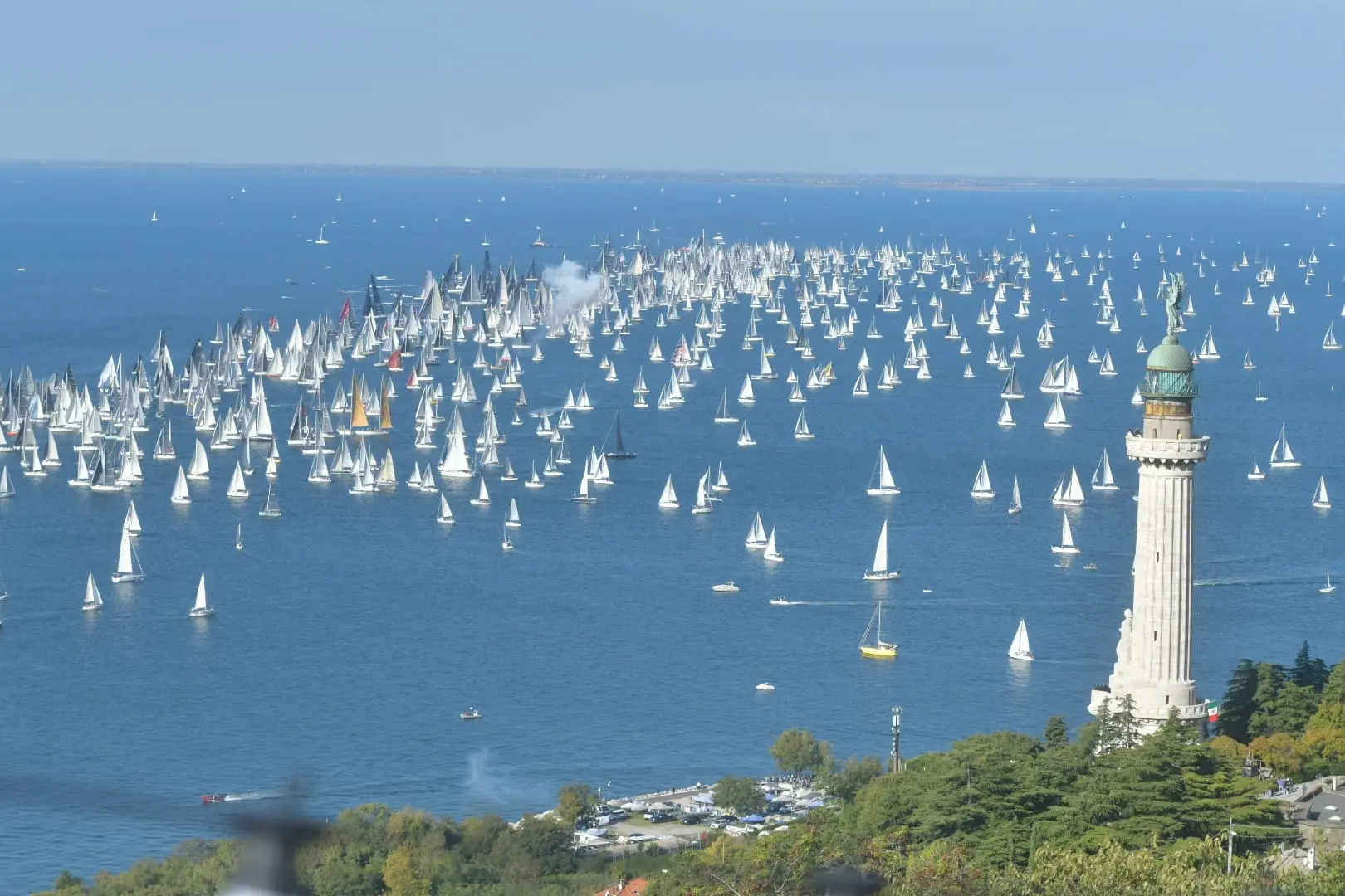 Arca Sgr ha trionfato alla Barcolana 57, conquistando la terza vittoria consecutiva. La regata in mare ha coronato la grande festa del mare che ha catalizzato migliaia di persone tra mare e terra. Le foto sono di Andrea Lasorte, Massimo Silvano e Francesco Bruni