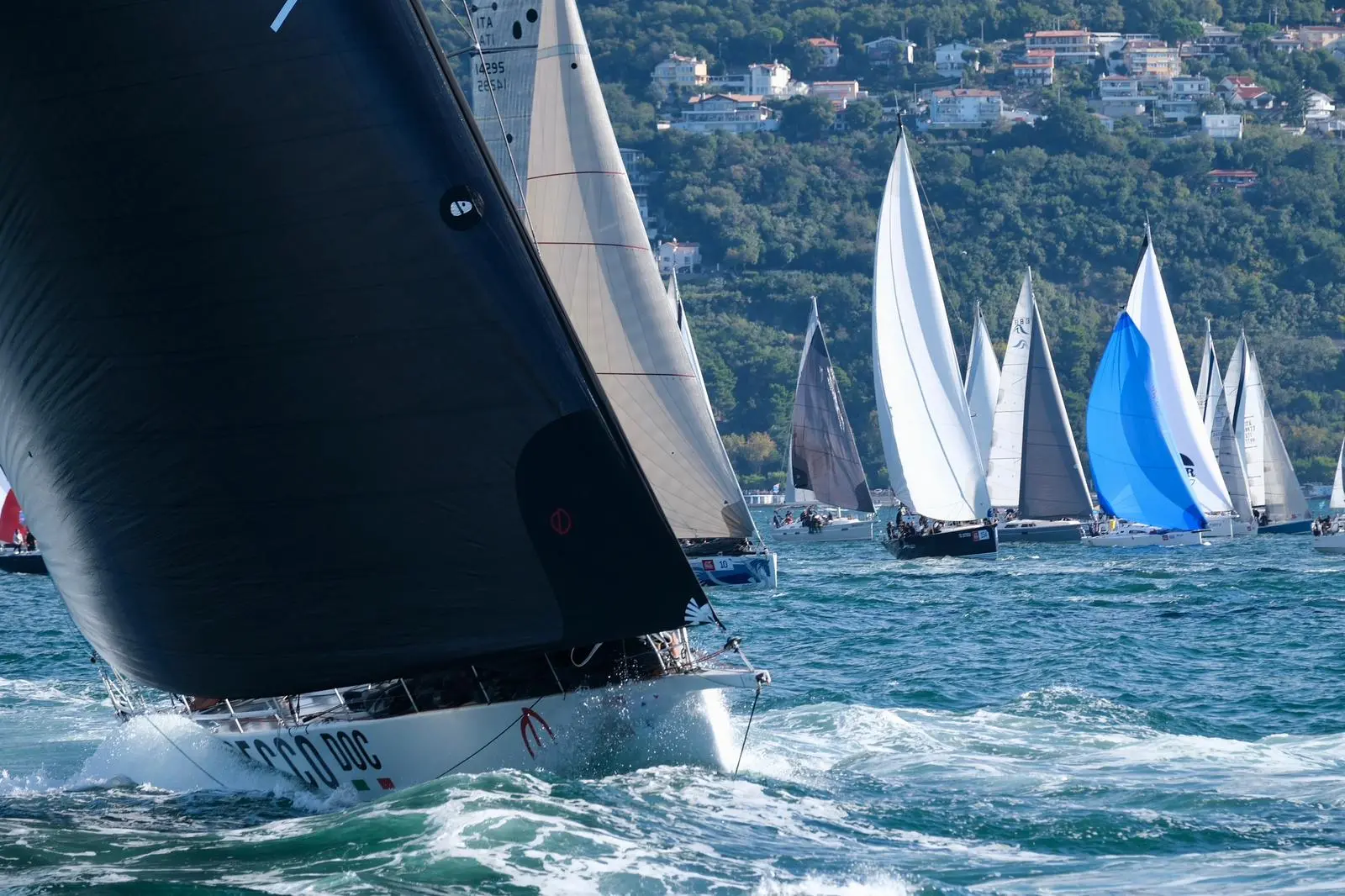 Arca Sgr ha trionfato alla Barcolana 57, conquistando la terza vittoria consecutiva. La regata in mare ha coronato la grande festa del mare che ha catalizzato migliaia di persone tra mare e terra. Le foto sono di Andrea Lasorte, Massimo Silvano e Francesco Bruni