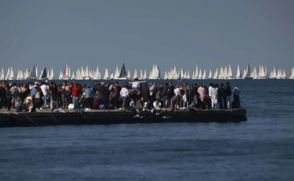 Arca Sgr ha trionfato alla Barcolana 57, conquistando la terza vittoria consecutiva. La regata in mare ha coronato la grande festa del mare che ha catalizzato migliaia di persone tra mare e terra. Le foto sono di Andrea Lasorte, Massimo Silvano e Francesco Bruni