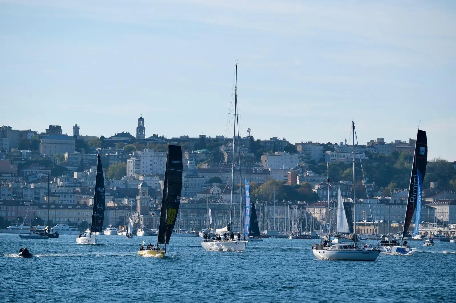 Arca Sgr ha trionfato alla Barcolana 57, conquistando la terza vittoria consecutiva. La regata in mare ha coronato la grande festa del mare che ha catalizzato migliaia di persone tra mare e terra. Le foto sono di Andrea Lasorte, Massimo Silvano e Francesco Bruni