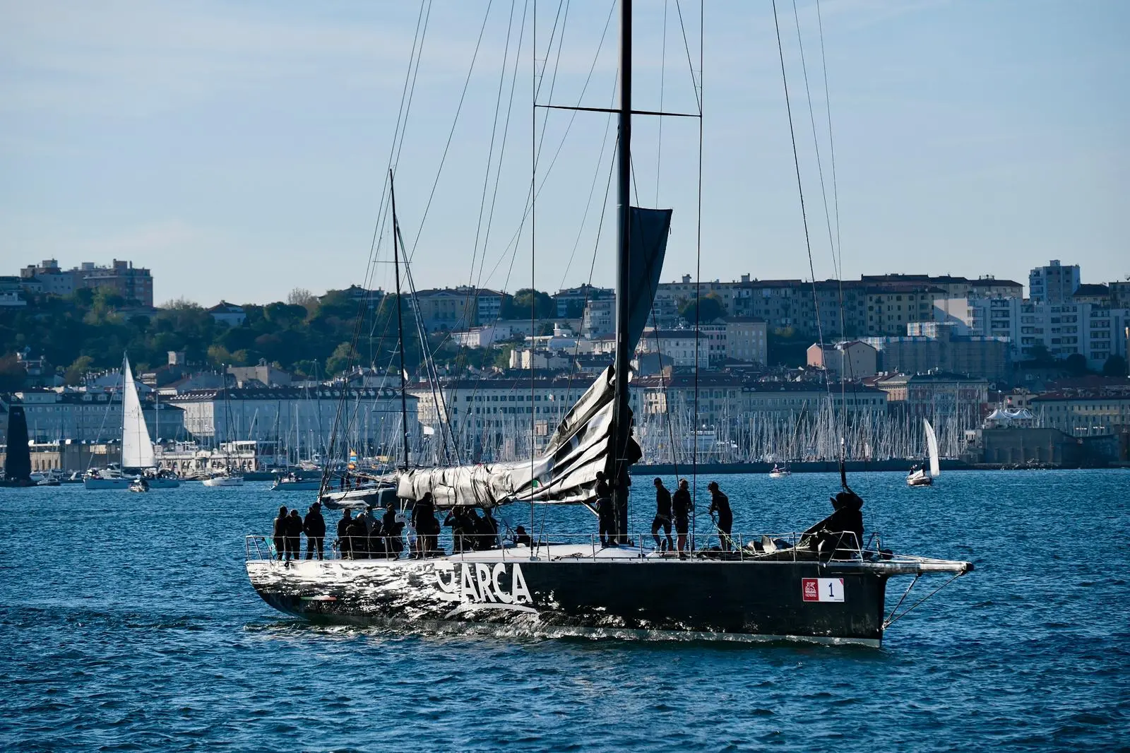 Arca Sgr ha trionfato alla Barcolana 57, conquistando la terza vittoria consecutiva. La regata in mare ha coronato la grande festa del mare che ha catalizzato migliaia di persone tra mare e terra. Le foto sono di Andrea Lasorte, Massimo Silvano e Francesco Bruni