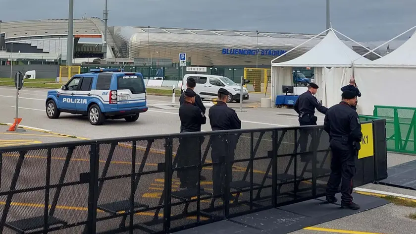 L'area dello stadio Friuli con barriere: non si passa e non si transita (Foto Petrussi)