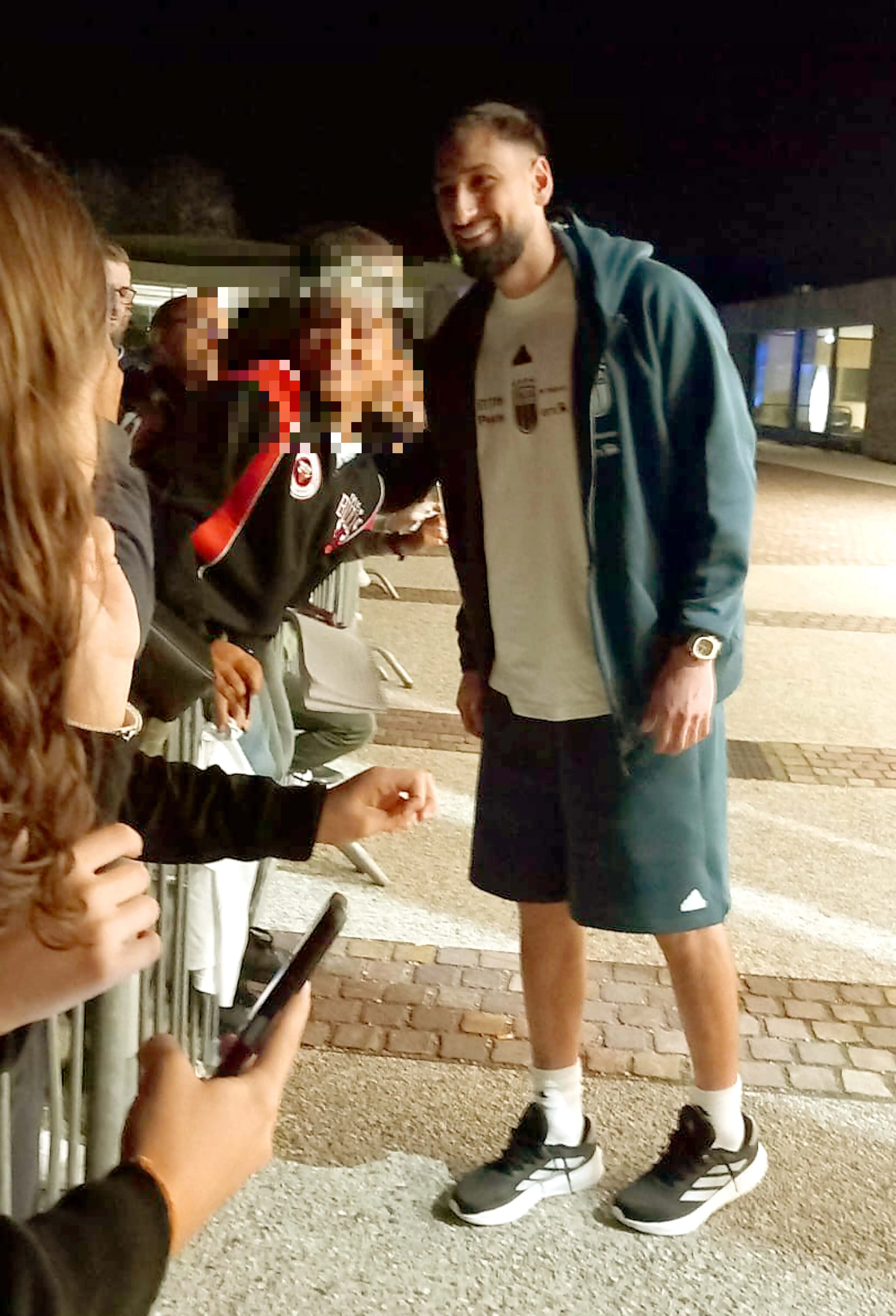 Donnaruma con i tifosi per selfie e autografi © Foto Petrussi