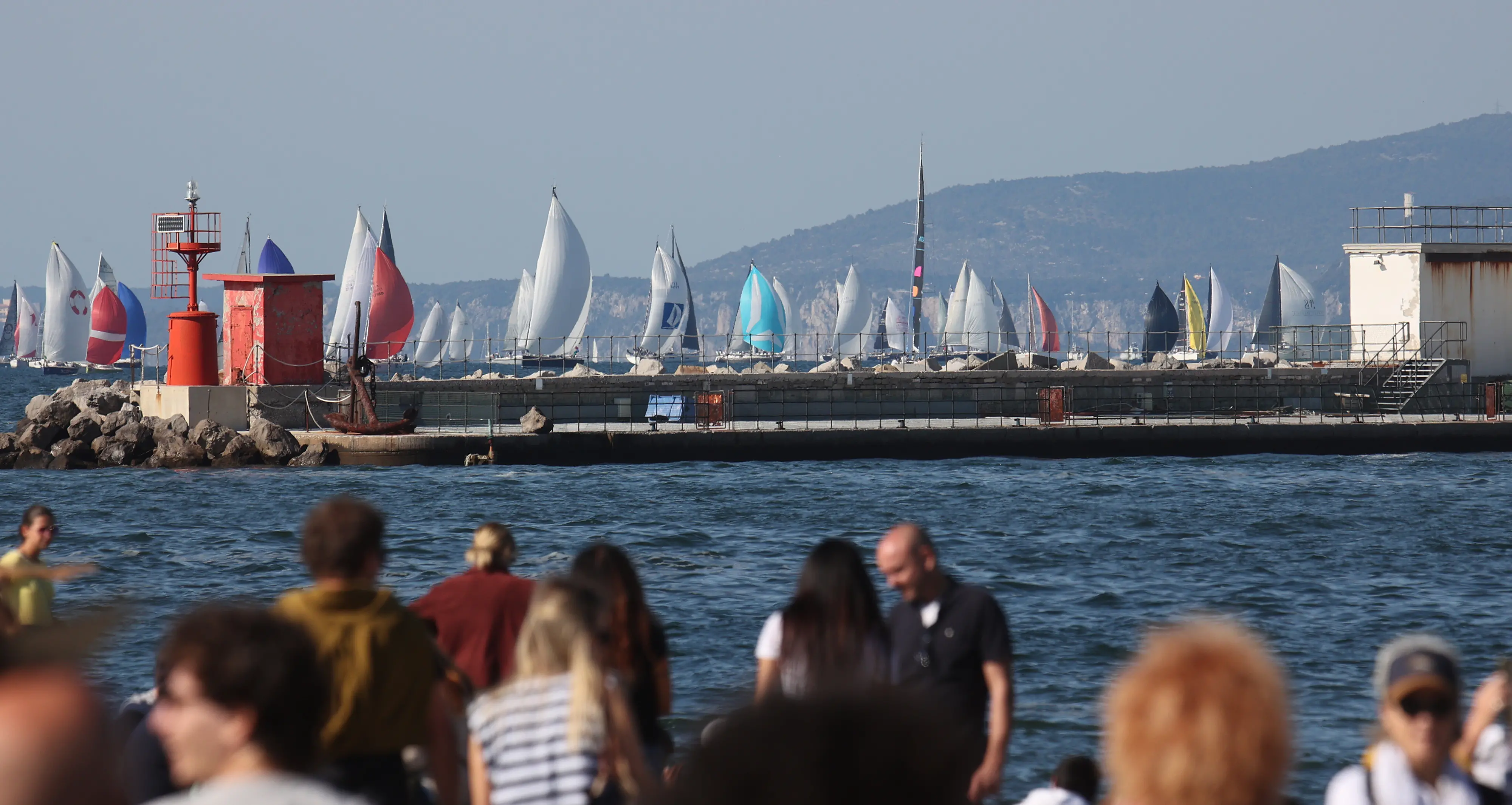 Arca Sgr ha trionfato alla Barcolana 57, conquistando la terza vittoria consecutiva. La regata in mare ha coronato la grande festa del mare che ha catalizzato migliaia di persone tra mare e terra. Le foto sono di Andrea Lasorte, Massimo Silvano e Francesco Bruni