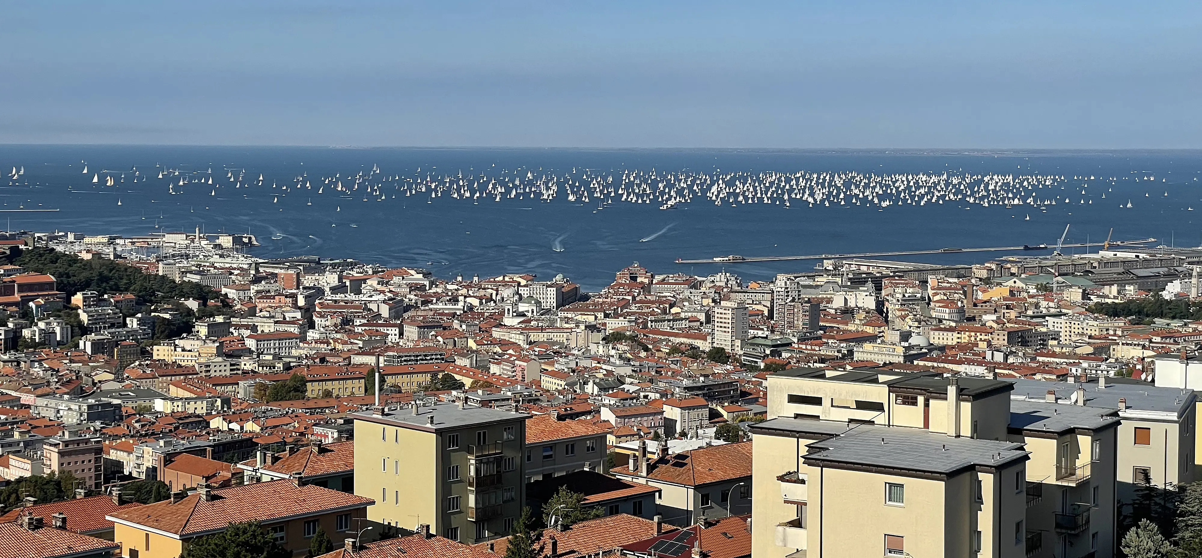 Arca Sgr ha trionfato alla Barcolana 57, conquistando la terza vittoria consecutiva. La regata in mare ha coronato la grande festa del mare che ha catalizzato migliaia di persone tra mare e terra. Le foto sono di Andrea Lasorte, Massimo Silvano e Francesco Bruni