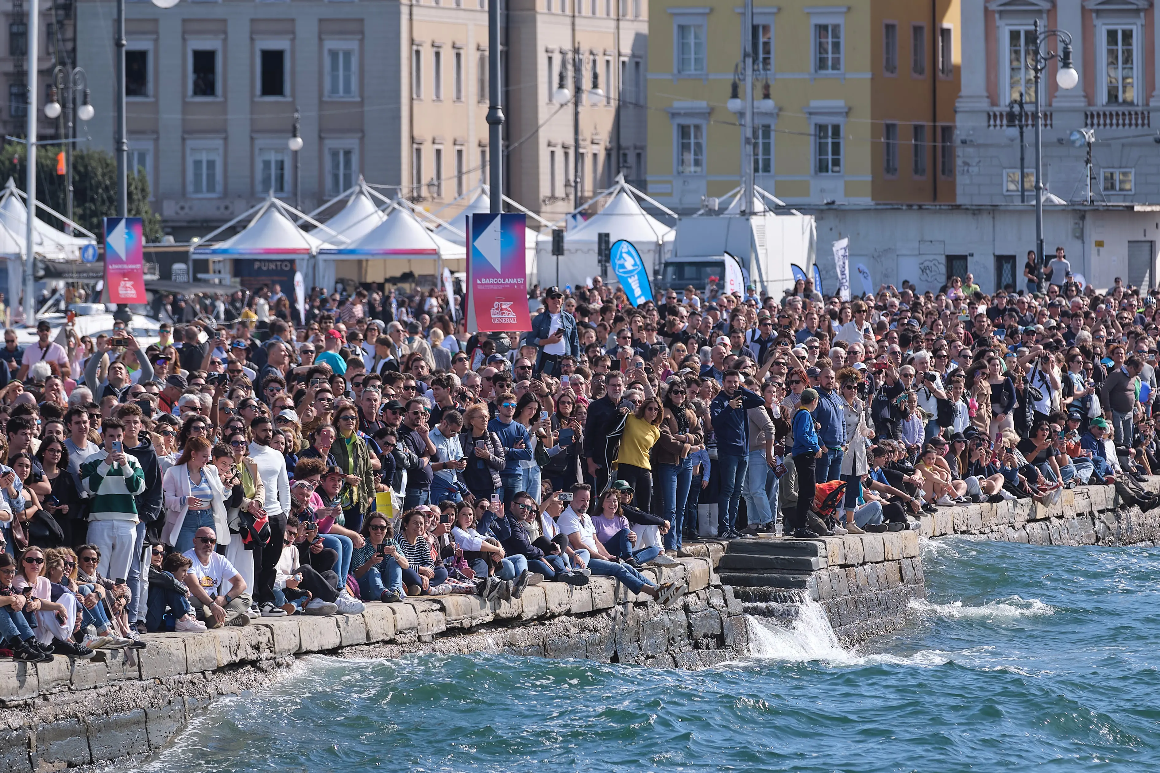 Arca Sgr ha trionfato alla Barcolana 57, conquistando la terza vittoria consecutiva. La regata in mare ha coronato la grande festa del mare che ha catalizzato migliaia di persone tra mare e terra. Le foto sono di Andrea Lasorte, Massimo Silvano e Francesco Bruni