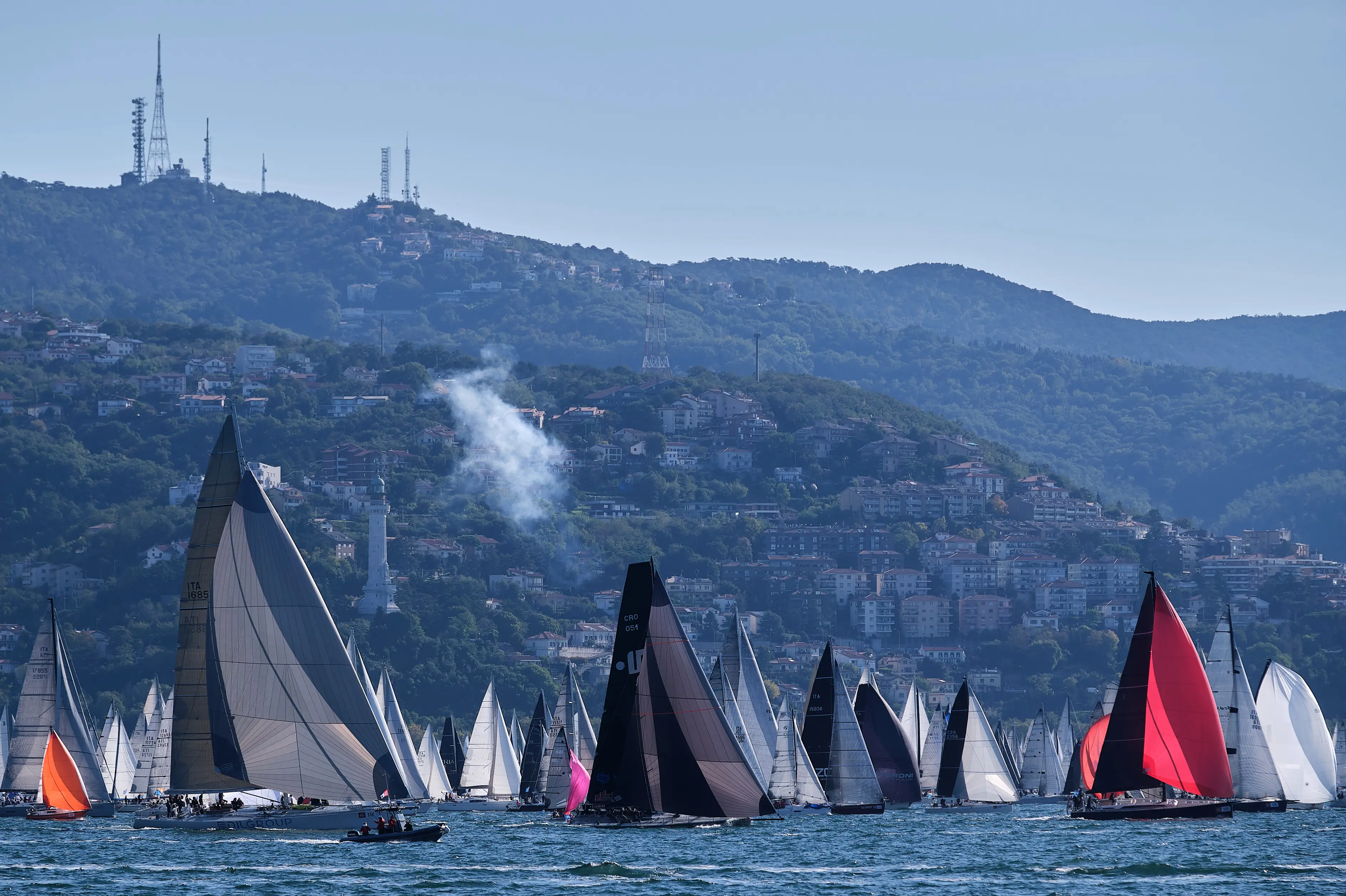Arca Sgr ha trionfato alla Barcolana 57, conquistando la terza vittoria consecutiva. La regata in mare ha coronato la grande festa del mare che ha catalizzato migliaia di persone tra mare e terra. Le foto sono di Andrea Lasorte, Massimo Silvano e Francesco Bruni
