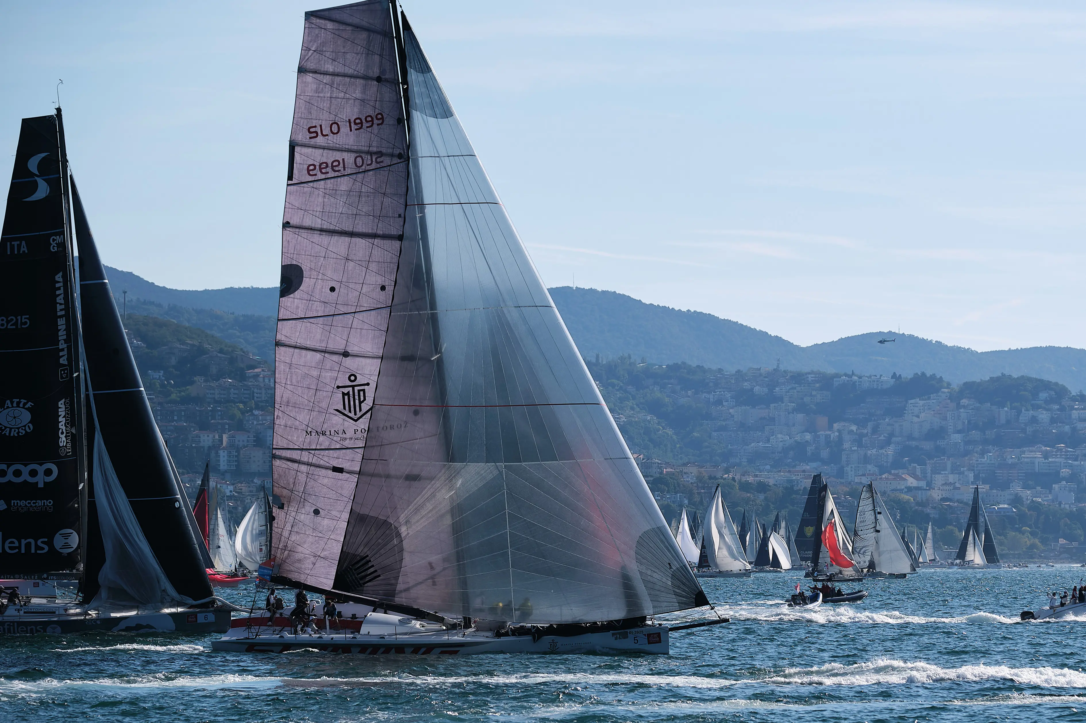Arca Sgr ha trionfato alla Barcolana 57, conquistando la terza vittoria consecutiva. La regata in mare ha coronato la grande festa del mare che ha catalizzato migliaia di persone tra mare e terra. Le foto sono di Andrea Lasorte, Massimo Silvano e Francesco Bruni