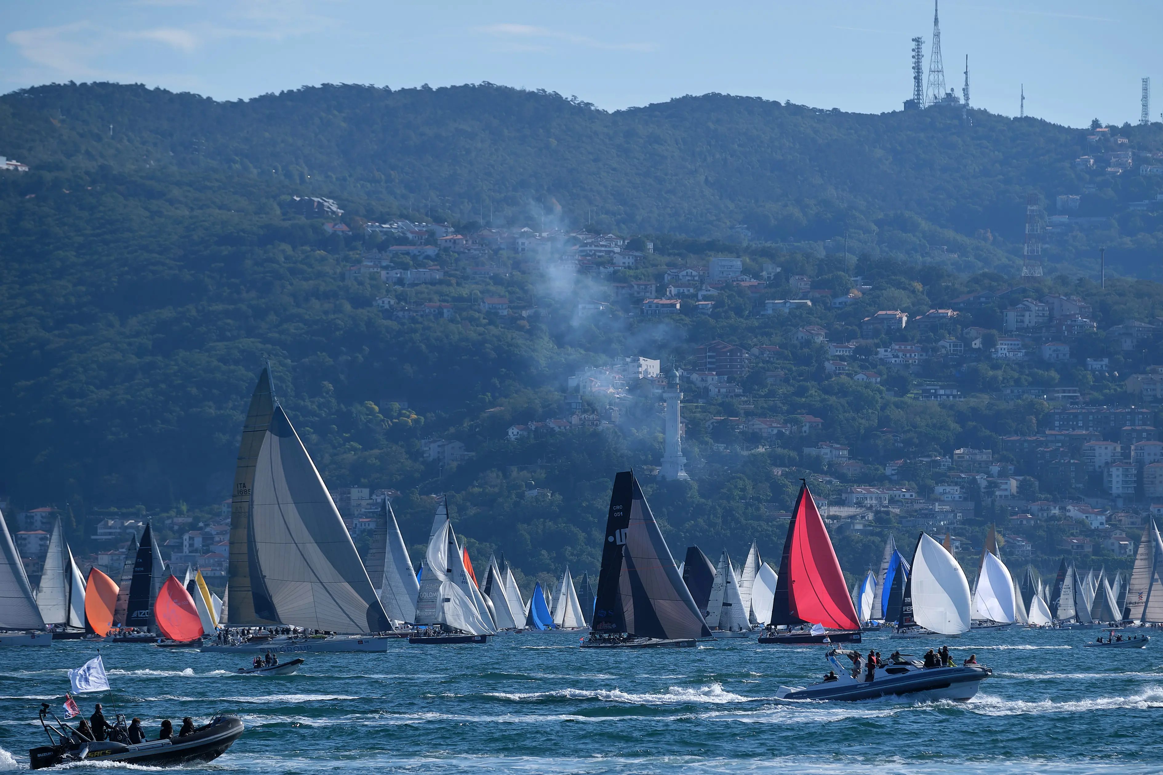 Arca Sgr ha trionfato alla Barcolana 57, conquistando la terza vittoria consecutiva. La regata in mare ha coronato la grande festa del mare che ha catalizzato migliaia di persone tra mare e terra. Le foto sono di Andrea Lasorte, Massimo Silvano e Francesco Bruni