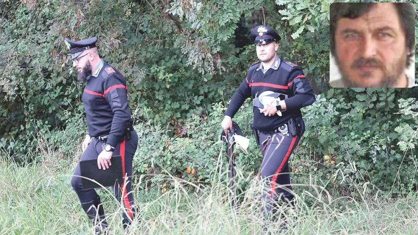 I carabinieri sul luogo dell'incidente a Faedis e, nel riquadro, Paolo De Luca