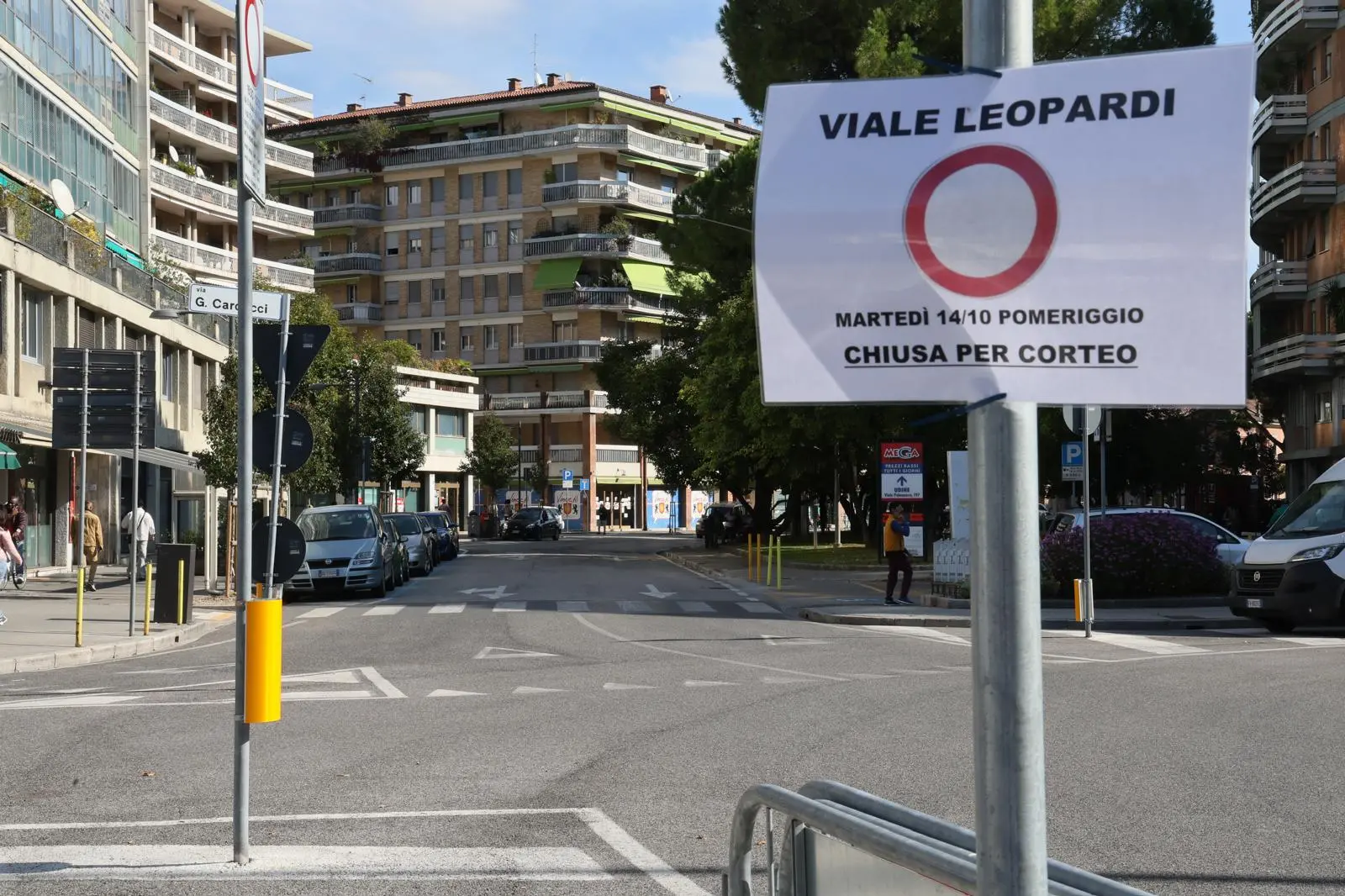 Cestini sigillati, negozi che chiudono in anticipo: cosi Udine si sta preparando al corteo che oggi attraverserà la città. Previste diecimila persone alla manifestazione ProPal, per ordinanza tutti i dehors devono essere rimossi