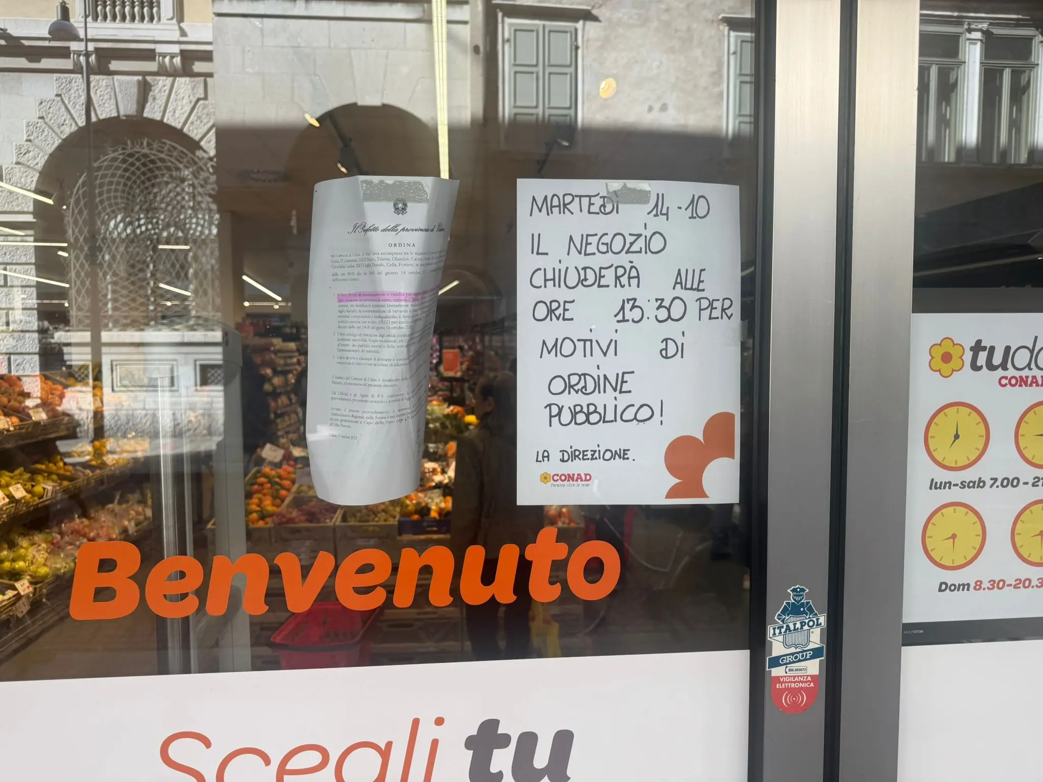 Cestini sigillati, negozi che chiudono in anticipo: cosi Udine si sta preparando al corteo che oggi attraverserà la città. Previste diecimila persone alla manifestazione ProPal, per ordinanza tutti i dehors devono essere rimossi
