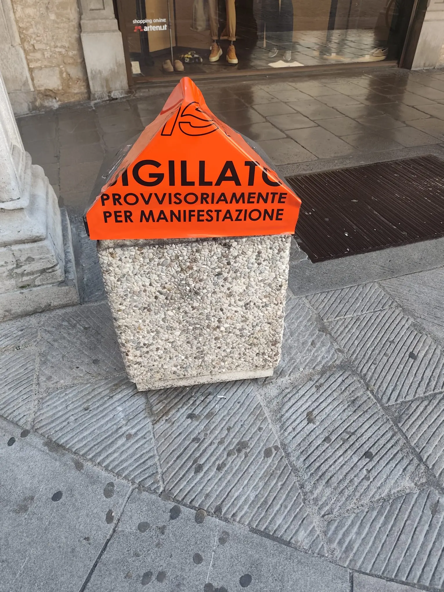 Cestini sigillati, negozi che chiudono in anticipo: cosi Udine si sta preparando al corteo che oggi attraverserà la città. Previste diecimila persone alla manifestazione ProPal, per ordinanza tutti i dehors devono essere rimossi