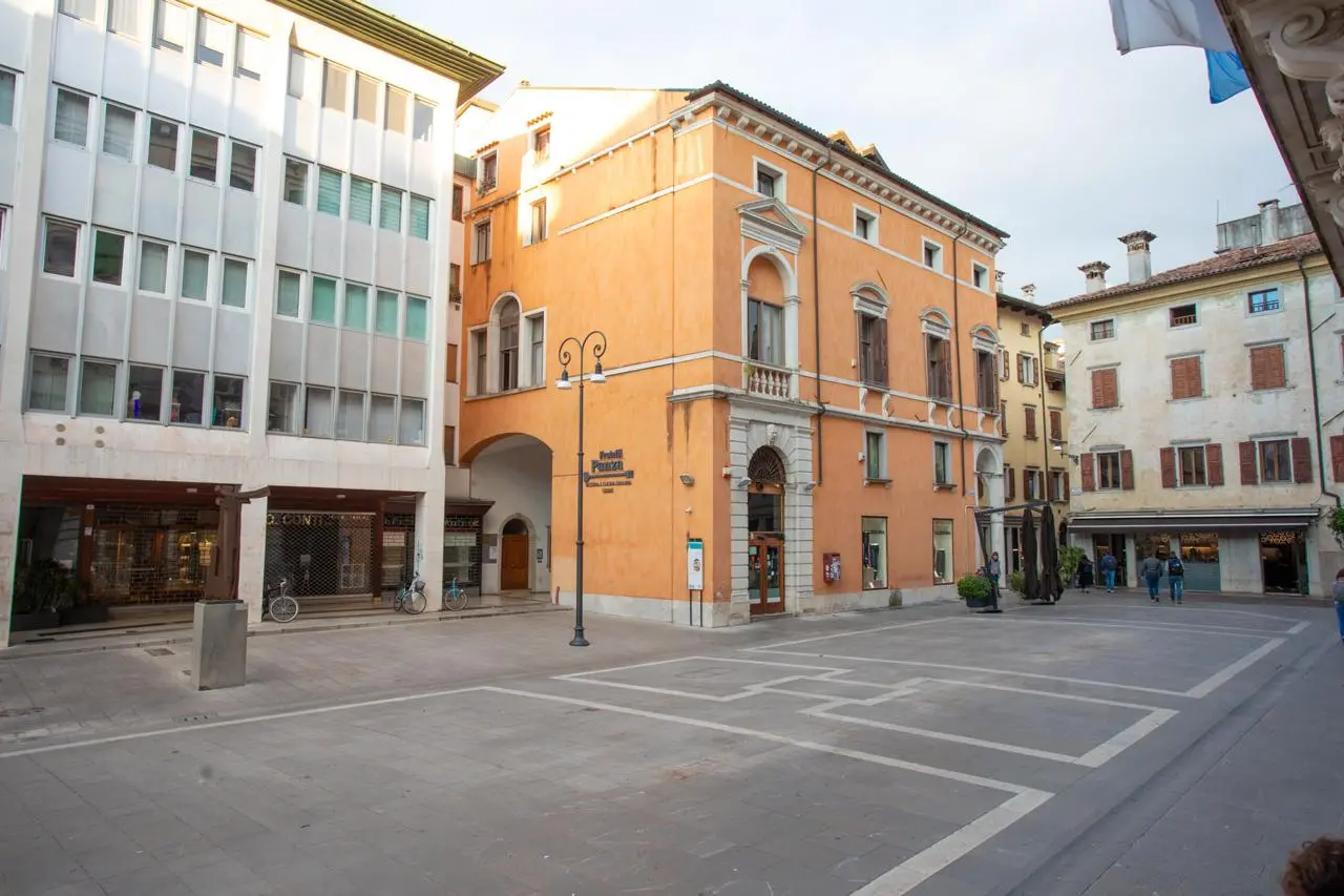 Cestini sigillati, negozi che chiudono in anticipo: cosi Udine si sta preparando al corteo che oggi attraverserà la città. Previste diecimila persone alla manifestazione ProPal, per ordinanza tutti i dehors devono essere rimossi