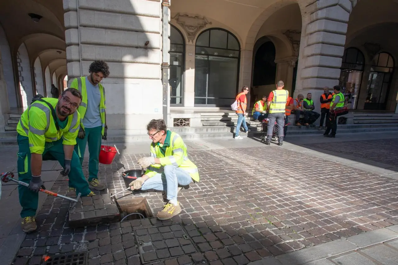 Cestini sigillati, negozi che chiudono in anticipo: cosi Udine si sta preparando al corteo che oggi attraverserà la città. Previste diecimila persone alla manifestazione ProPal, per ordinanza tutti i dehors devono essere rimossi
